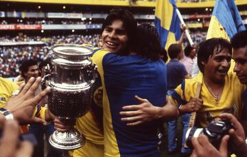 Foto de Alfredo Tena Campeon con el Equipo America en la final de la Temporada 1983/1984 derrotando a las Chivas Rayadas del Guadalajara 3-1 en el Estadio Azteca (5-3) Marcados Global

10/06/1984/MEXSPORT.