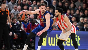 Barcelona's Czech guard #13 Tomas Satoransky (L) is defended by Olympiacos Piraeus' Canadian guard #03 Naz Mitrou-Long during the Euroleague basketball match between FC Barcelona and Olympiakos Piraeus at the Palau Blaugrana arena in Barcelona, on February 7, 2025. (Photo by Josep LAGO / AFP)