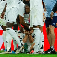 Carvajal se retira en camilla y entre lágrimas