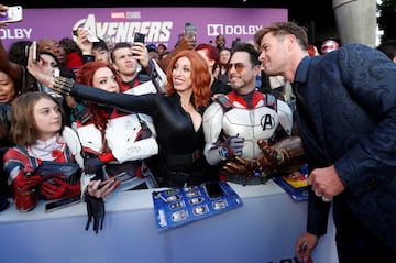 Chris Hemsworth (Thor) firmando autógrafos y tomándose fotos con los fans, en la premiere mundial Avengers: Endgame en Los Ángeles, California.