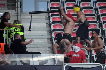 Brutal pelea entre los ultras del Niza y del Colonia en el partido de Conference League que ha dejado siete heridos, dos de ellos graves.  