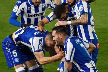 0-2. Joselu celebr¨® el segundo gol.