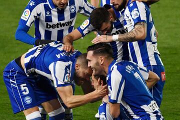 0-2. Joselu celebró el segundo gol.