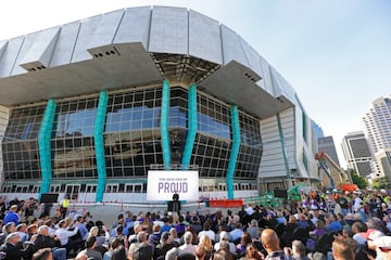 Con una capacidad para 17 mil aficionados, el recinto es uno de los más modernos en la NBA. Las pantallas que se encuentran alrededor de la arena reproducen las imágenes en 4K Ultra HD y cuenta con altavoces en cada rincón para que los aficionados no se pierdan de ninguna actividad de la franquicia.