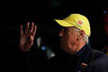 Carlo Ancelotti saludo a todos los aficionados brasile?os presentes en su llegada a R¨ªo de Janeiro.