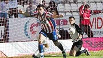 <B>ALEGRÍA DESBORDADA</B>. Bilic se volvió loco de alegría después de marcar el gol de la victoria del Sporting ante el líder Numancia.