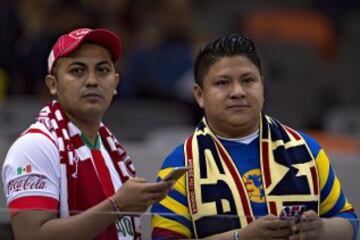 El color de la afición que se dio cita en el Estadio Azteca