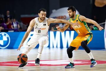 Nigel Williams-Goss, base del Real Madrid, es defendido por Aleksandar Cvetkovic, del Real Betis.