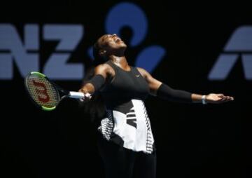 Serena Williams celebra el punto que le da la victoria ante la brit¨¢nica Johanna Konta.