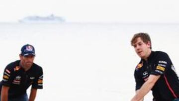 <b>PRACTICANDO OTROS DEPORTES. </b>Vettel muestra buenas formas también con el bate de críquet bajo la atenta mirada de Webber.