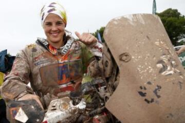 La piloto española Laia Sanz celebra su noveno puesto tras cruzar la línea de meta en la última etapa del Dakar 2015 hoy, sábado 17 de enero de 2015, entre las localidades de Rosario y Buenos Aires, Argentina. El Dakar 2015 finalizó hoy tras disputarse desde el 3 al 17 de enero entre Argentina, Chile y Bolivia.