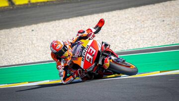 Márquez salva una caída durante el FP1 del GP de Francia.