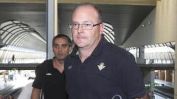<b>SEGURO. </b>Pepe Mel a su llegada ayer a la estación de Santa Justa.