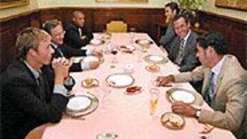 <B>ACUERDO</B>. El martes hubo comida para iniciar las conversaciones.