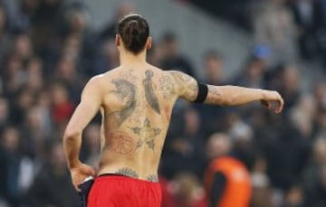 A lo largo de los años Ibra ha ido completando los tatuajes sobre su espalda. En esta foto se aprecia un 'Hombre de Vitrubio' en tinta roja, como símbolo de la armonía del hombre y su relación con el Universo. Parte de la filosofía Griega, que consideraba el hombre como medida para todas las cosas, que Leonardo da Vinci recuperó en el Renacimiento, como estudio de la proporción.

Bajo sus pantalones asoman dos 'mandalas' coronando sus glúteos. El Mandala es un motivo geométrico hindú, que también está considerado como amuleto de protección.