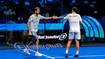 Bautista y Guerrero, de espaldas, se felicitan tras un punto.