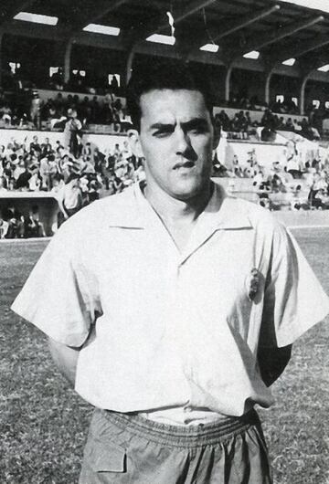 Jugó en el Atlético de Madrid desde 1947 hasta 1951, cuando fichó por el cuadro canario.