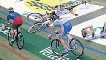 <b>BARANDILLA MORTAL. </b>Isaac Gálvez y Dimitri De Fauw, después de la colisión. La barandilla de arriba fue mortal para el español.