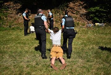 Un grupo de activistas ha detenido la décima etapa durante diez minutos, al sentarse en la carretera para protestar en defensa del medio ambiente del Mont Blanc.