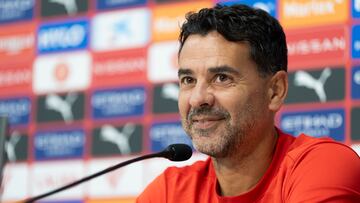 GIRONA, 14/09/2024.- El entrenador del Girona FC, Míchel, ofrece una rueda de prensa tras el entrenamiento del equipo, este sábado, en preparación al partido liguero contra el FC Barcelona el domingo. EFE/ David Borrat