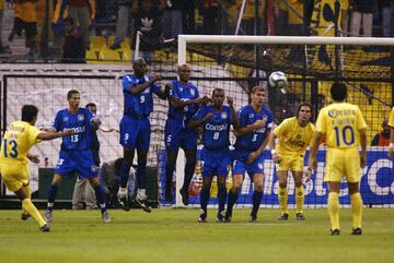 En la edición del 2004, El América se medía contra el equipo brasileño Sao Caetano en octavos de final. El partido pasó a la historia no por el resultado, sino por los desmanes generados al final del partido... ¡con carretilla lanzada desde al tribuna al terreno de juego!