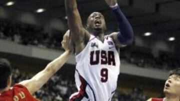 <b>TIRA DEL CARRO.</b> Dwayne Wade ha sido el mejor jugador del equipo americano con 25 puntos.