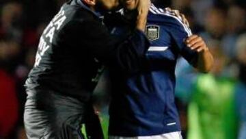 <b>ELIMINADO. </b>Jimmy Jump saltó al césped y besó al Kun.