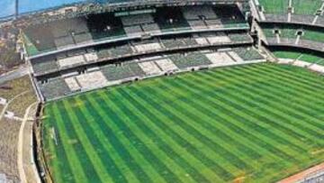 <b>REMODELACIONES. </b>Lopera explicó ayer las obras que se realizarán en el estadio de La Palmera.