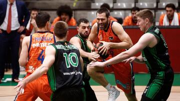 GRAF5195. BADALONA (BARCELONA), 04/01/2021.- El alero del Valencia Basket Fernando San Emeterio (2d) lucha con Albert Ventura (c) y el sueco Simon Birgander (d), ambos del Joventut de Badalona, durante el partido de Liga Endesa disputado hoy lunes en el Pabellón Olímpico de Badalona. EFE/Quique García