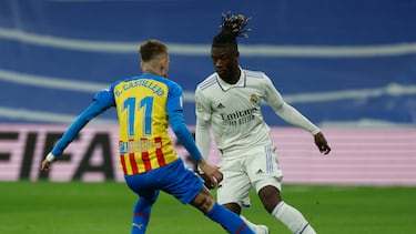 MADRID, 02/02/2023.- El centrocampista francé del Real Madrid Eduardo Camavinga (d) intenta superar a Samu Castillejo, del Valencia CF, durante el partido de la jornada 17 de LaLiga que Real Madrid y Valencia CF disputan este jueves en el estadio Santiago Bernabéu. EFE/Juanjo Martín