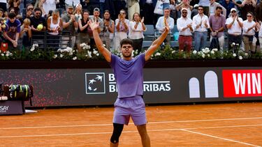 ROME (Italy), 14/05/2025.- Carlos Alcaraz of Spain celebrates winning his mens quarter final match against Jack Draper of Britain at the Italian Open tennis tournament in Rome, Italy, 14 May 2025. (Tenis, Italia, España, Reino Unido, Roma) EFE/EPA/FABIO FRUSTACI