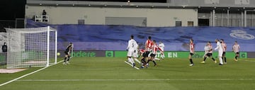 2-1. Karim Benzema marc¨® el segundo gol.