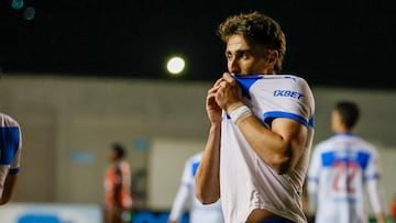 Futbol, Deportes Limache vs Universidad Catolica.
Fecha 23, Liga de Primera 2025.
El jugador de Universidad Catolica Diego Valencia celebra tras marcar un gol contra Deportes Limache durante un partido de la liga de primera disputado en el estadio lucio Farina de Quillota, Chile.
13/09/2025
Andres Pina/Photosport
Football, Deportes Limache vs Universidad Catolica.
23rd turn, First division league.
Universidad Catolica player Diego Valencia celebrates after scoring against Deportes Limache during a first division match at the Lucio Farina stadium in Quillota, Chile.
13/09/2025
Andres Pina/Photosport