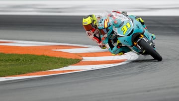 GRAFCVA586. CHESTE (VALENCIA), 15/11/2025.- El piloto en la categoría de Moto 3, Adrián Fernández, rueda durante la segunda clasificación (Q2) del Gran Premio de la Comunitat Valencia de MotoGP que se disputa este fin de semana en el Circuito Ricardo Tormo. EFE/Manuel Bruque
