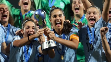 Nina Pou y Marina Artero levanta el trofeo del Mundial Sub-17 femenino.