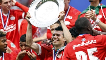 Eindhoven (Netherlands), 05/05/2024.- Hirving Lozano of PSV Eindhoven lifts the Eredivisie trophy after the Dutch Eredivisie soccer match between PSV Eindhoven and Sparta Rotterdam at the Phillips stadium in Eindhoven, Netherlands, 05 May 2024. PSV Eindhoven clinched the 25th Eredivisie title with a 4-2 win over Sparta Rotterdam. (Países Bajos; Holanda) EFE/EPA/MAURICE VAN STEEN
