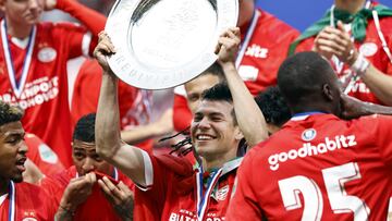 Eindhoven (Netherlands), 05/05/2024.- Hirving Lozano of PSV Eindhoven lifts the Eredivisie trophy after the Dutch Eredivisie soccer match between PSV Eindhoven and Sparta Rotterdam at the Phillips stadium in Eindhoven, Netherlands, 05 May 2024. PSV Eindhoven clinched the 25th Eredivisie title with a 4-2 win over Sparta Rotterdam. (Países Bajos; Holanda) EFE/EPA/MAURICE VAN STEEN
