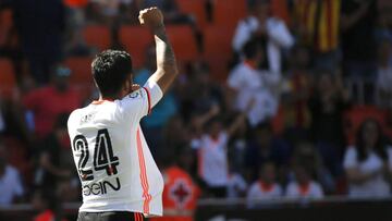 GRA284. VALENCIA, 07/05/2017.- El defensa argentino del Valencia Ezequiel Garay celebra su gol marcado ante Osasuna durante el partido correspondiente a la trig&eacute;simo sexta jornada de LaLiga Santander disputado hoy en el estadio de Mestalla. EFE/Kai F&ouml;rsterling