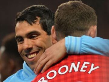 El cari&ntilde;oso saludo entre Wayne Rooney y Carlos T&eacute;vez.