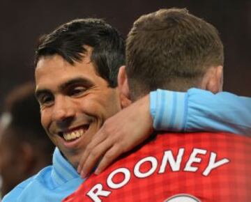 El cari&ntilde;oso saludo entre Wayne Rooney y Carlos T&eacute;vez.