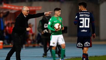 Futbol, Universidad de Chile vs Audax Italiano.
El entrenador de Universidad de Chile Alfredo Arias da instrucciones a sus jugadores durante el partido de primera division disputado contra Audax Italiano en el estadio Nacional de Santiago, Chile.
03/08/2019