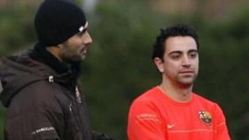 Xavi y Guardiola conversan durante un entrenamiento del Barça.