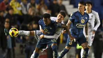 America's Colombian defender #26 Cristian Borja (L) and Leon's midfielder #31 Sebastian Santos fight for the ball during the Liga MX Clausura football match between America and Leon at the Sports City Stadium in Mexico City on February 19, 2025. (Photo by Yuri CORTEZ / AFP)