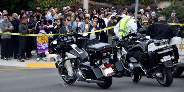 Aficionados de los Lakers y vecinos de Calabasas en los alrededores de la zona residencial de Las Vírgenes, lugar en donde se produjo el accidente de helicóptero en el que viajaba Kobe Bryant.