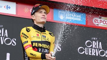 El danés Jonas Vingegaard celebrando su  victoria en la Vuelta 2023