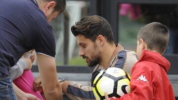 17/05/17 ENTRENAMIENTO SPORTING DE GIJON
MAREO CANELLA FIRMANDO UNA CAMISETA A UNA JOVEN AFICIONADA