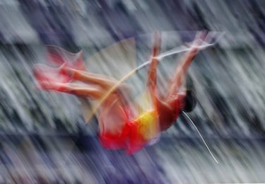 Xiang Fei de China en acción durante la prueba de salto con pértiga masculino Decatlón Grupo B.