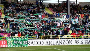 Aficionados del Racing en el partido ante el Burgos en el estadio El Plantío.