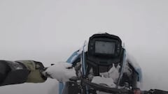 Un piloto graba cómo le entierra una avalancha