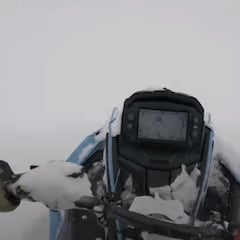 Un piloto graba cómo le entierra una avalancha